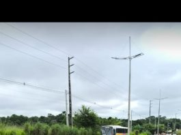 Família tapa burcao na Av. Pedro Neiva após motociclista cair e ser internada na UTI