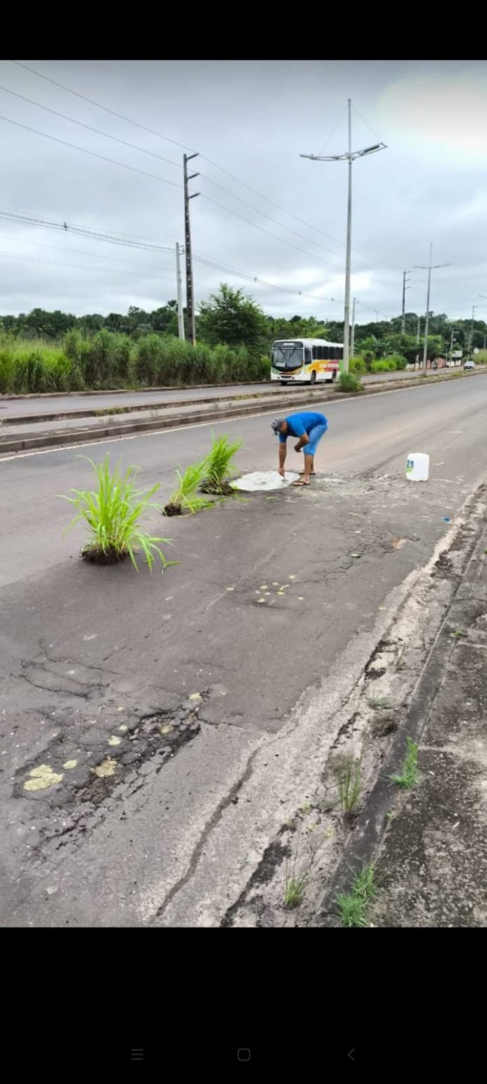 Família tapa burcao na Av. Pedro Neiva após motociclista cair e ser internada na UTI