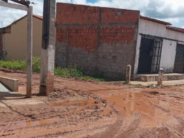 Moradores reclamam de lamaçal em avenida do Sebastião Régis que passou por obras há uma semana