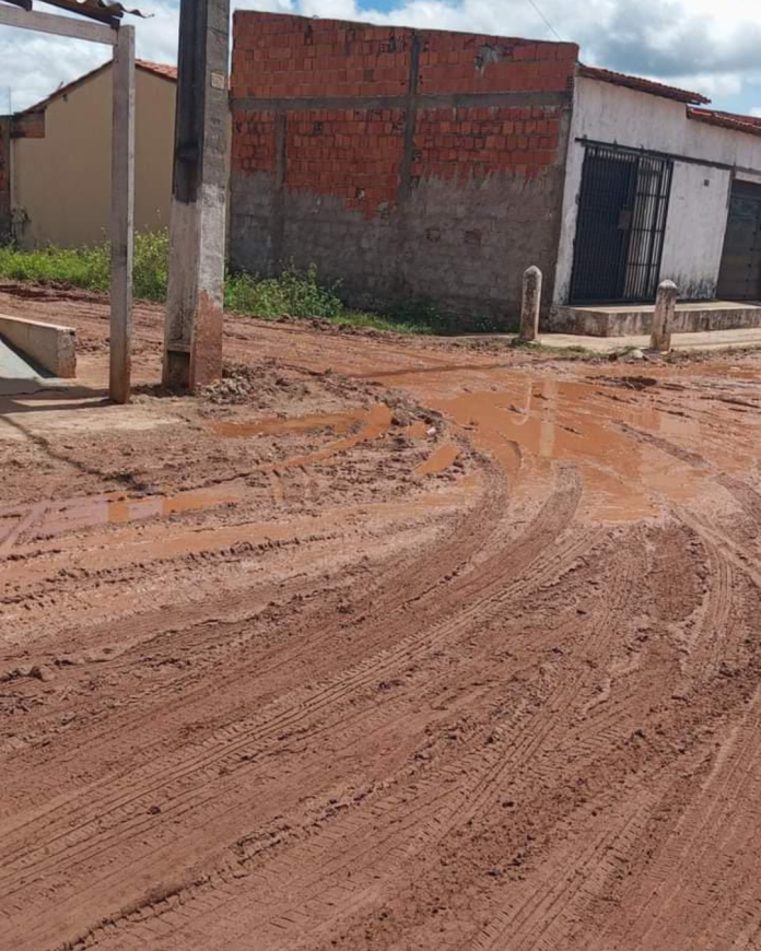 Moradores reclamam de lamaçal em avenida do Sebastião Régis que passou por obras há uma semana