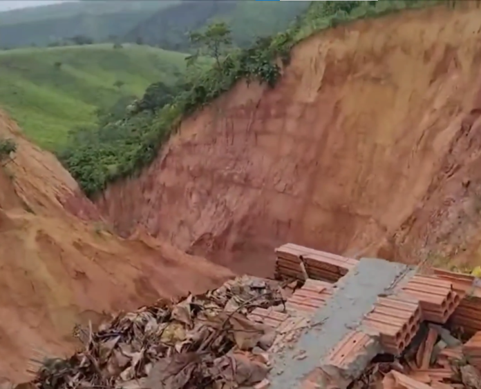 Voçorocas voltam a preocupar moradores em Buriticupu após casa ser engolida