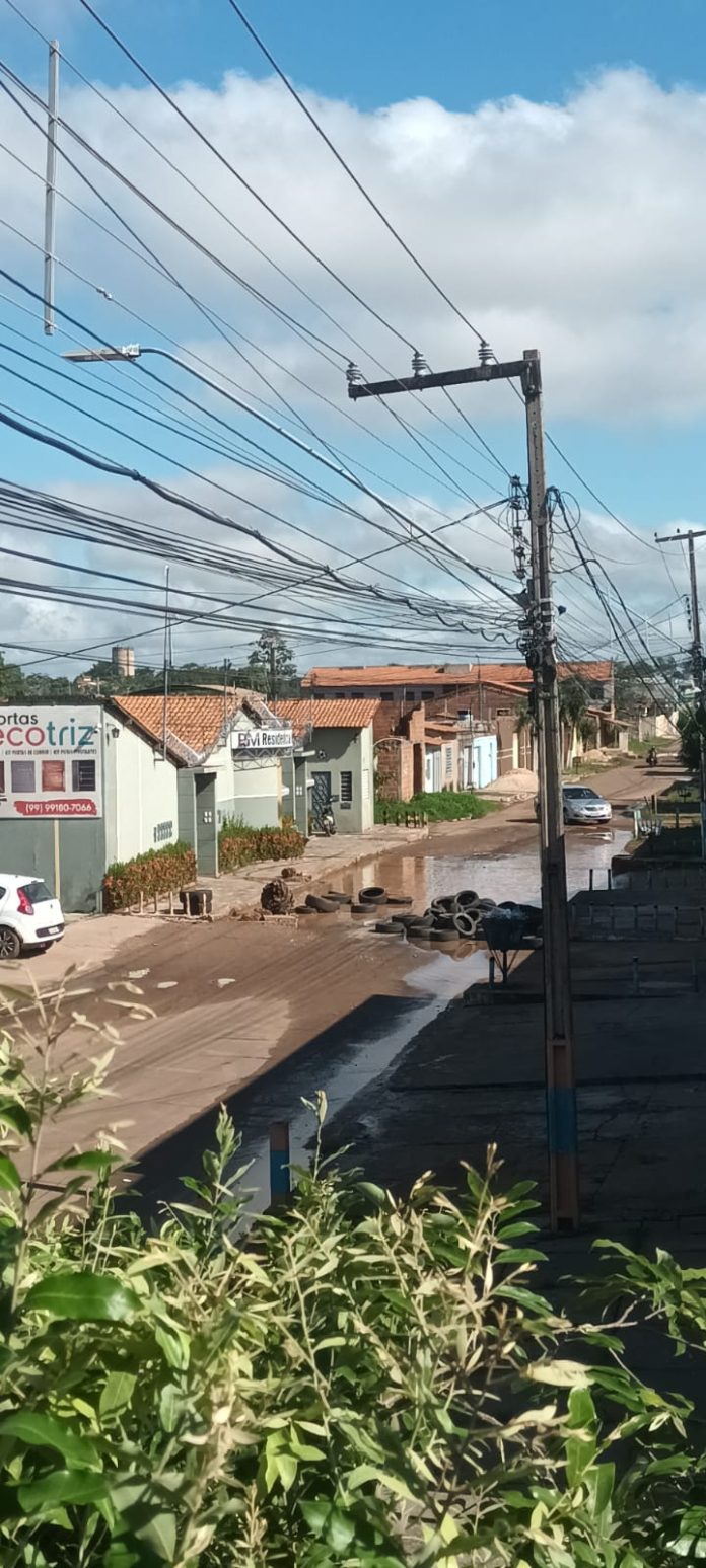 Moradores interditam Av. Caiçara por causa de “lagoa de lama” na via