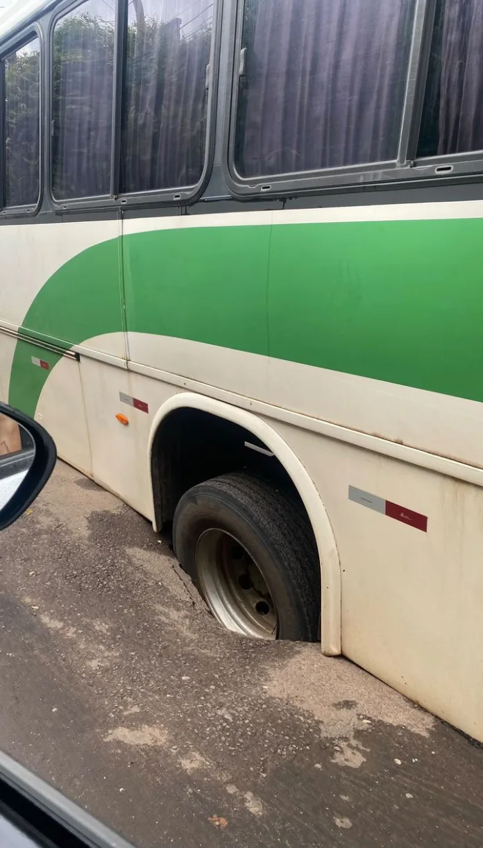 Ônibus fica preso em buraco ao passar por rua no Centro