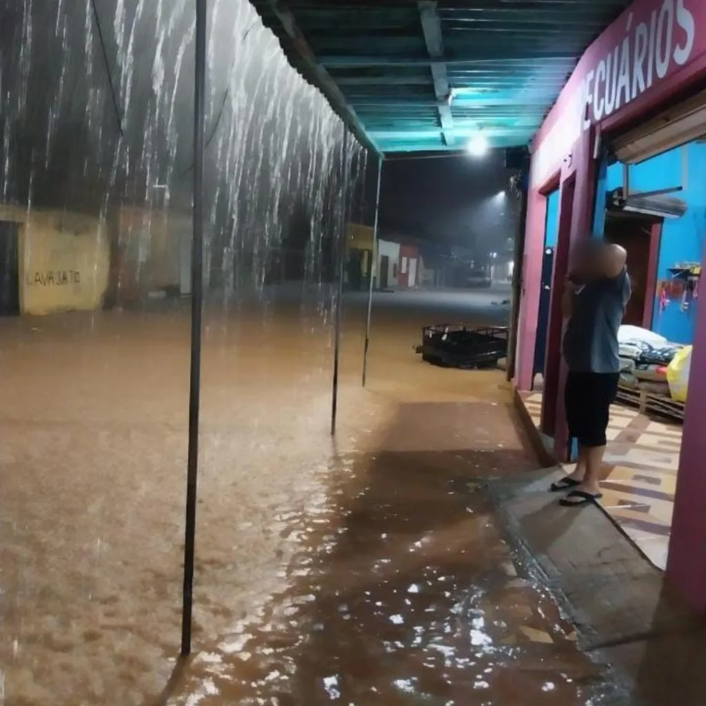 Forte chuva provoca alagamentos em bairros de Imperatriz 1 Imagens de Notícias de Imperatriz