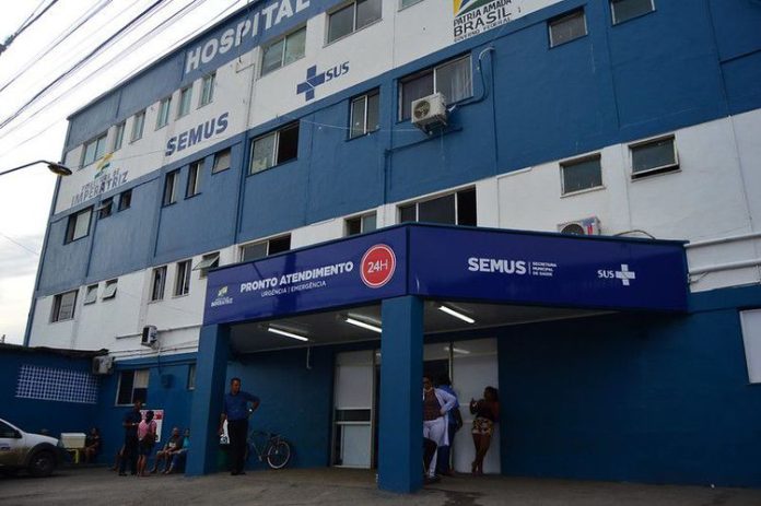 Família de idoso internado no Socorrão cobra exames com urgência; paciente deu entrada vomitando sangue