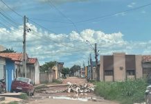 Sem infraestrutura, moradores interditam rua no Grande Santa Rita