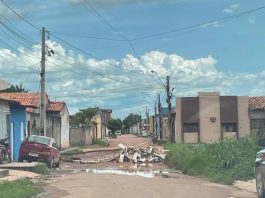 Sem infraestrutura, moradores interditam rua no Grande Santa Rita