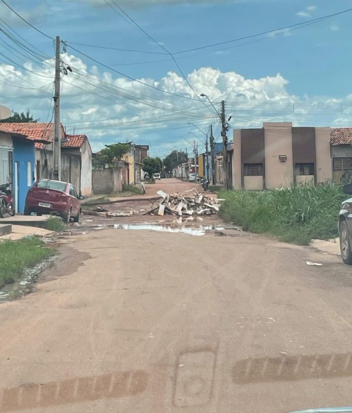 Sem infraestrutura, moradores interditam rua no Grande Santa Rita