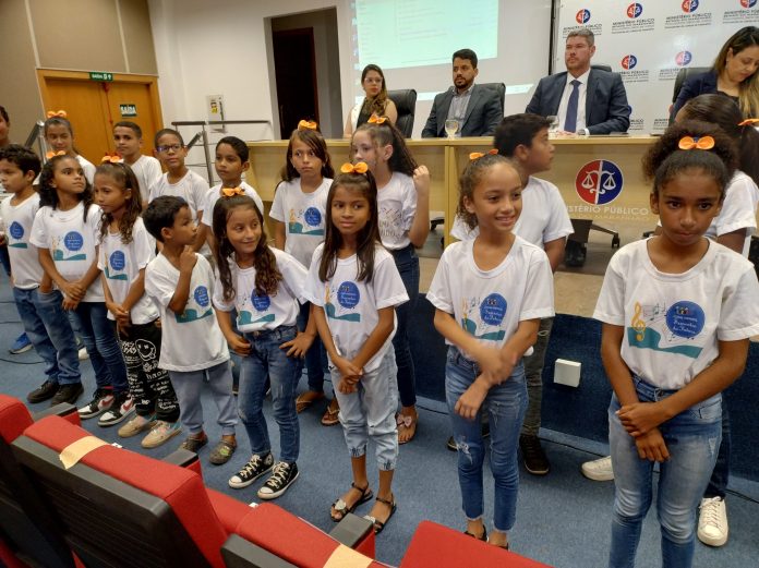 Durante lançamento de campanha, crianças cantam sobre importância do combate ao abuso infantil