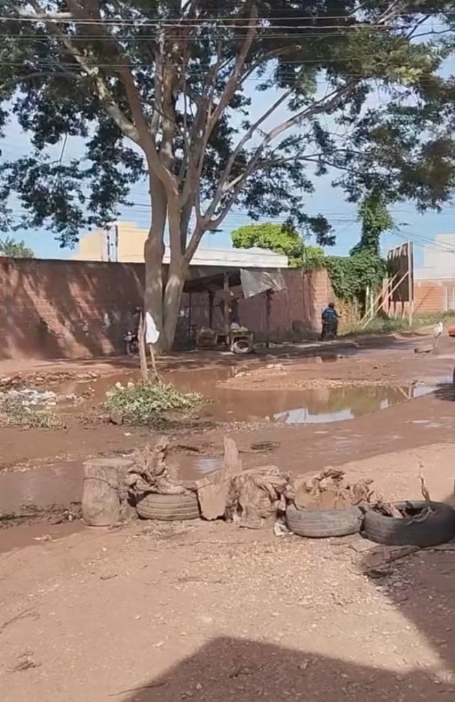 Moradores se juntam para espalhar entulho em ruas do bairro Teotônio Vilela I 1 Imagens de Notícias de Imperatriz