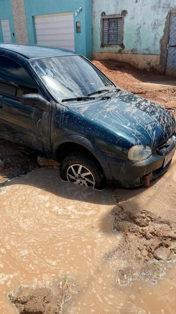 Avenida Itaipu no Parque Santa Lúcia está quase intrafegável por causa de buracos profundos 1 Imagens de Notícias de Imperatriz