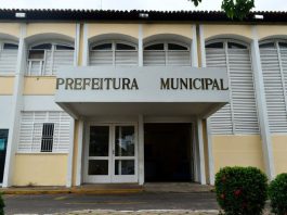 Tem até denúncia de funcionários fantasmas: Ministério Público entra com ação contra a prefeitura por excesso de gastos com contratados