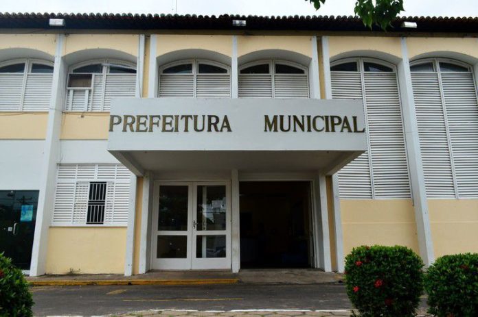 Tem até denúncia de funcionários fantasmas: Ministério Público entra com ação contra a prefeitura por excesso de gastos com contratados