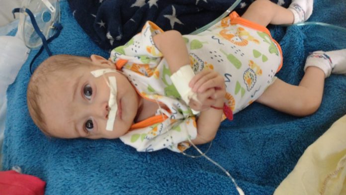 Mãe pede ajuda para comprar leite especial para bebê de seis meses que tem alergia grave