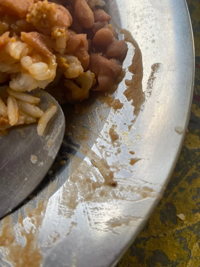 Pais denunciam presença de larvas na alimentação escolar do Centro Educa Mais Almirante Tamandaré, em São Luís Pais denunciam presença de larvas na alimentação escolar do Centro Educa Mais Almirante Tamandaré, em São Luís