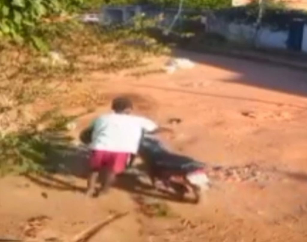 Dupla é flagrada furtando moto no Centro enquanto proprietária trabalhava no Socorrão 1 Imagens de Notícias de Imperatriz