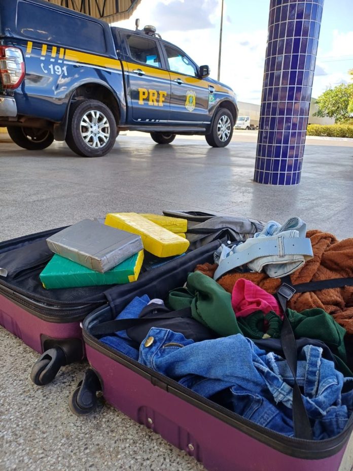 Passageira de ônibus é presa na BR-316 após ser pega com 12 kg de cocaína dentro de mala