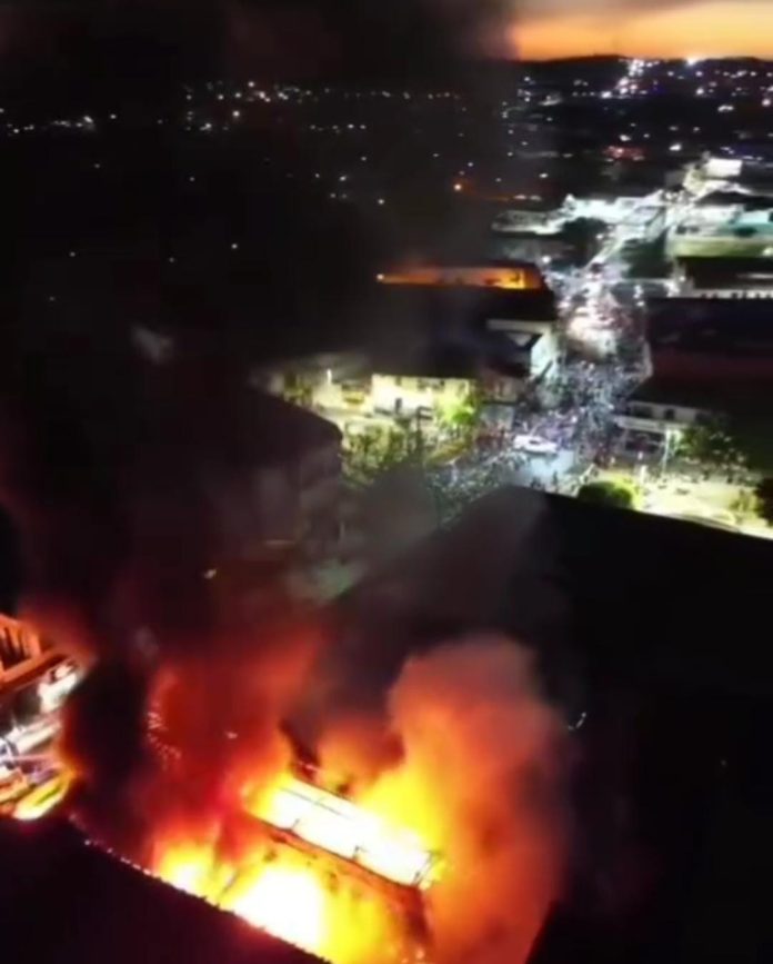 Incêndio de grandes proporções destrói lojas no Centro de Pedreiras