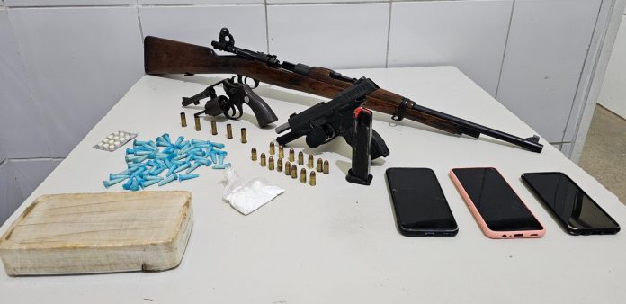 Morreu em confronto com a polícia um dos criminosos envolvidos na explosão de um carro-forte no dia 14 de junho deste ano, no município de Bom Lugar, no Maranhão. O suspeito foi localizado na tarde dessa quinta-feira (15), no bairro Antônio Guilhermino, em Juazeiro, na Bahia, durante uma operação conjunta das polícias militares do Maranhão e da Bahia, além de agentes de inteligência de outros estados do Nordeste. Segundo a polícia, o homem estava envolvido em diversos roubos a bancos e carros-fortes em toda a região Nordeste. A operação foi realizada para cumprir o mandado de prisão nº 0807454-90.2024.8.15.0251.01.0004, expedido pelo Tribunal de Justiça da Paraíba. Durante a abordagem, o criminoso tentou fugir e disparou contra os policiais, que revidaram. O suspeito foi baleado durante a troca de tiros, chegou a ser socorrido e levado à UPA de Juazeiro, mas não resistiu aos ferimentos. De acordo com os policiais, a pistola utilizada pelo criminoso durante o confronto foi a mesma roubada de um segurança durante o assalto ao carro-forte em Bom Lugar. Além disso, foi confirmado que o criminoso era operador de uma metralhadora calibre .50, usada em ações anteriores da quadrilha. O suspeito também era apontado como participante em outros assaltos, incluindo o roubo de um carro-forte em Parnamirim, Pernambuco, e uma tentativa de homicídio em Cabrobó, no mesmo estado. Informações de inteligência indicaram que ele estaria se preparando para realizar uma nova ação criminosa no norte da Bahia. No local onde o foragido estava escondido, foram encontrados mais dois homens e duas mulheres. Além das prisões, os policiais apreenderam um fuzil calibre 7mm, uma pistola calibre .380, 16 cartuchos de munição .380, dois carregadores para pistola, um revólver calibre .38 com cinco cápsulas deflagradas, um tablete de substância análoga à cocaína, 59 pinos da mesma substância, uma porção acondicionada em plástico de pó branco aparentando ser cocaína, além de três celulares da marca Samsung. Todos os envolvidos foram conduzidos à Delegacia de Polícia Civil de Juazeiro para os devidos procedimentos legais.