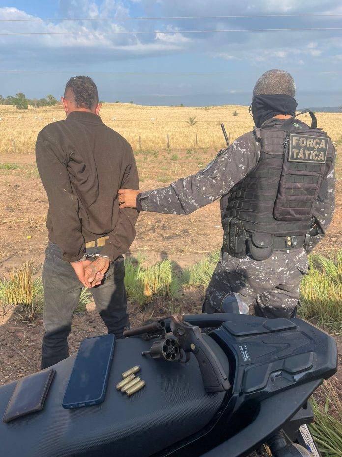 Assaltante é preso após ser pego fugindo com moto roubada na BR-010 Assaltante é preso após ser pego fugindo com moto roubada na BR-010