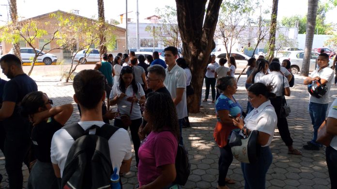 Servidores da educação municipal protestam mais uma vez cobrando salários atrasados