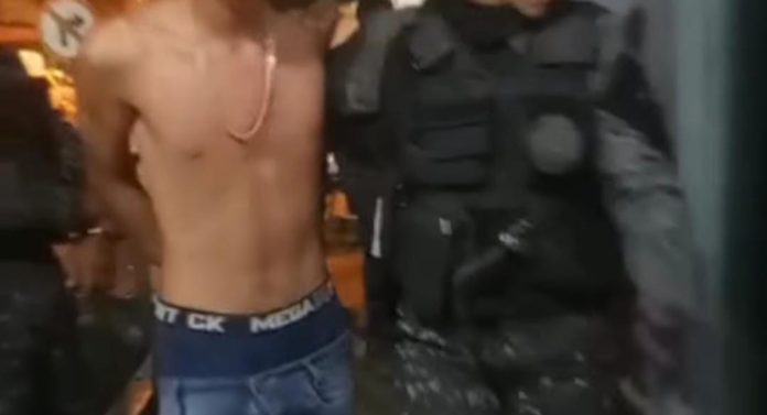 Dupla acusada de fazer vários assaltos em ITZ é presa após polícia rastrear celular roubado