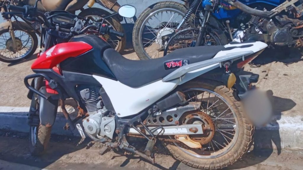 Moto roubada é recuperada em casa abandonada no Conjunto Vitória 1 Imagens de Notícias de Imperatriz