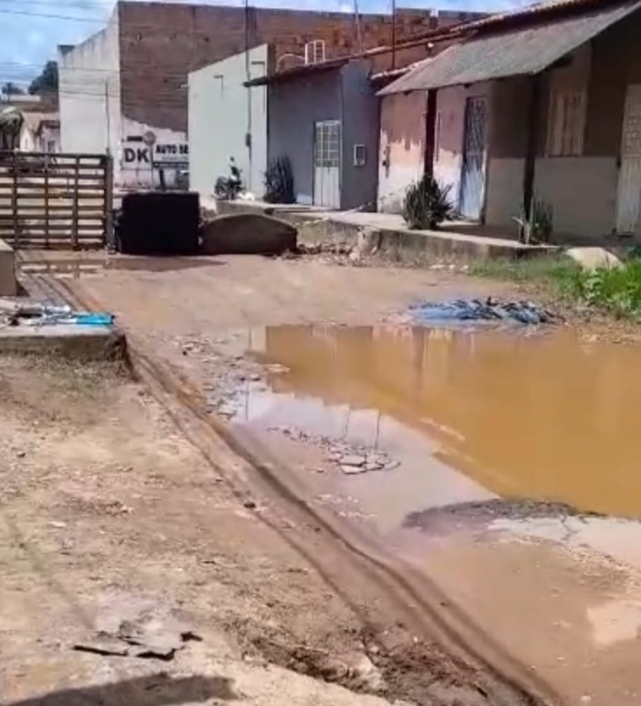 Bloqueada! Moradores interditam rua por falta de infraestrutura no Conjunto Habitar Brasil 2 Imagens de Notícias de Imperatriz