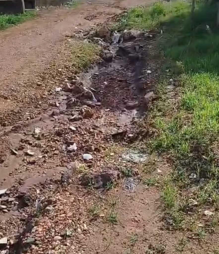 Bloqueada! Moradores interditam rua por falta de infraestrutura no Conjunto Habitar Brasil 1 Imagens de Notícias de Imperatriz