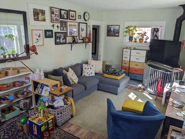 Ovecrowded living room with too much furniture