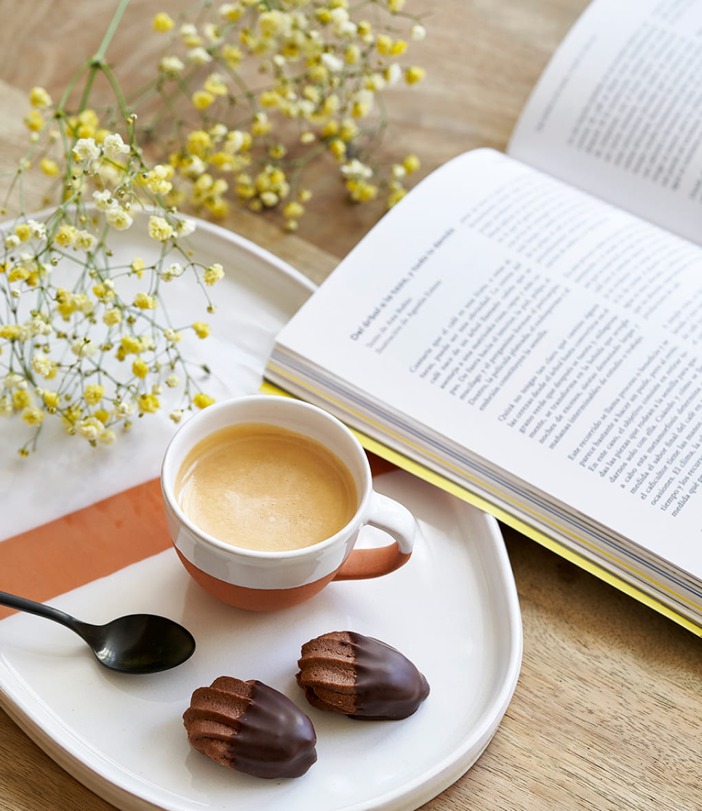 il barista usa una macchina da caffè per mescolare il latte fresco