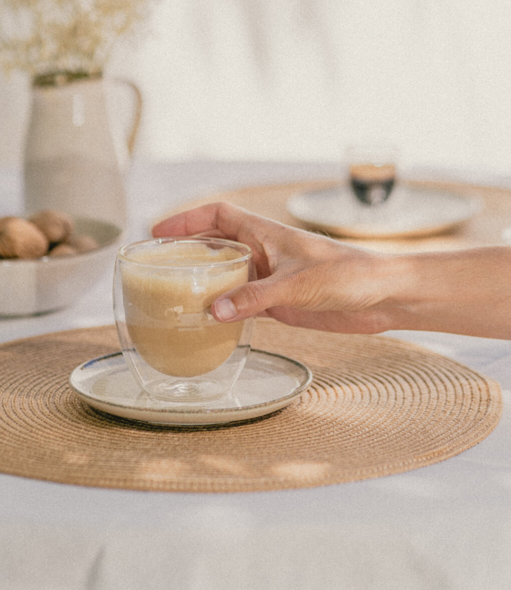 Primo piano della tazza di vetro a doppia parete bicchieri di