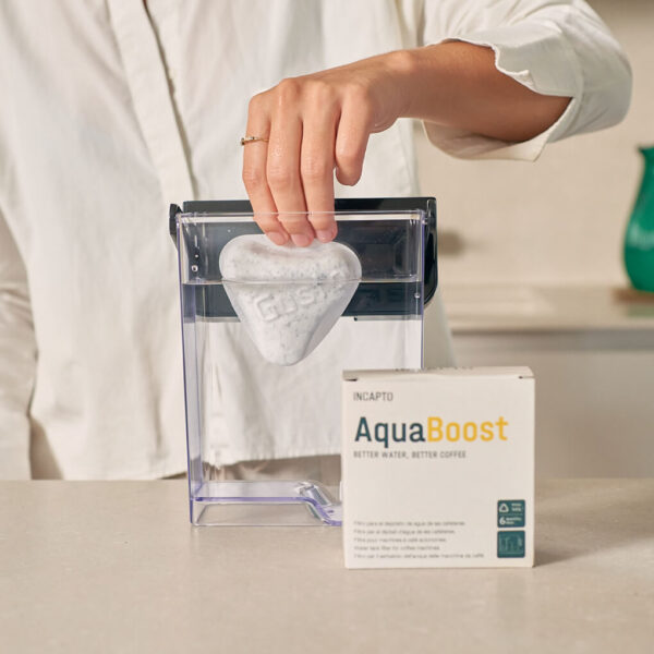 Introduint l'estovador d'aigua Aquaboost al dipòsit d'aigua de la cafetera