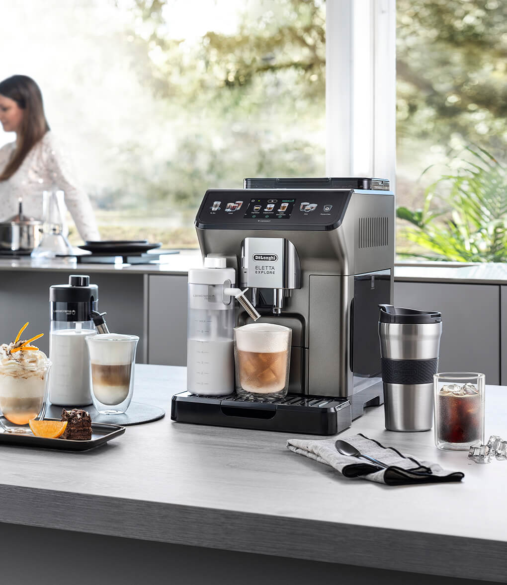 cafetière eletta delonghi dans la cuisine préparant un latte à la crème fraîche