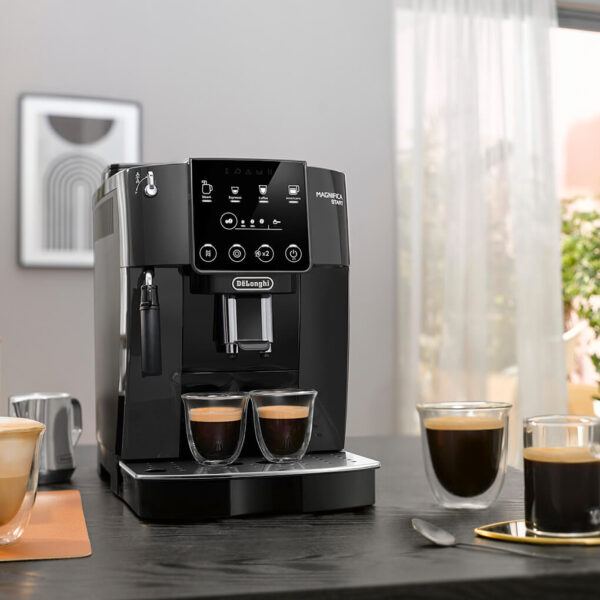 cafetera de longhi magnifica start 8004399025370 con 2 espressos en la cocina