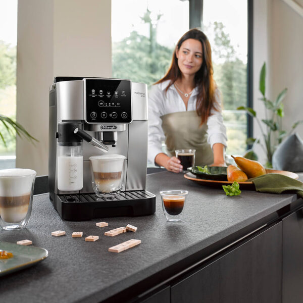 machine à café de longhi magnifica start 8004399027251 préparant du cappuccino dans la cuisine d'une fille
