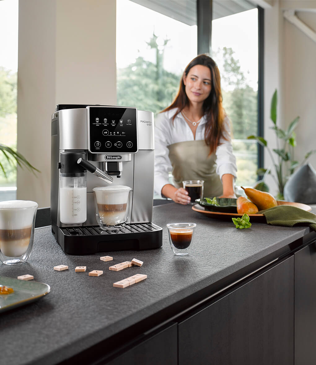 delonghi magnifica start 8004399027251 prepara un cappuccino nella cucina di una ragazza