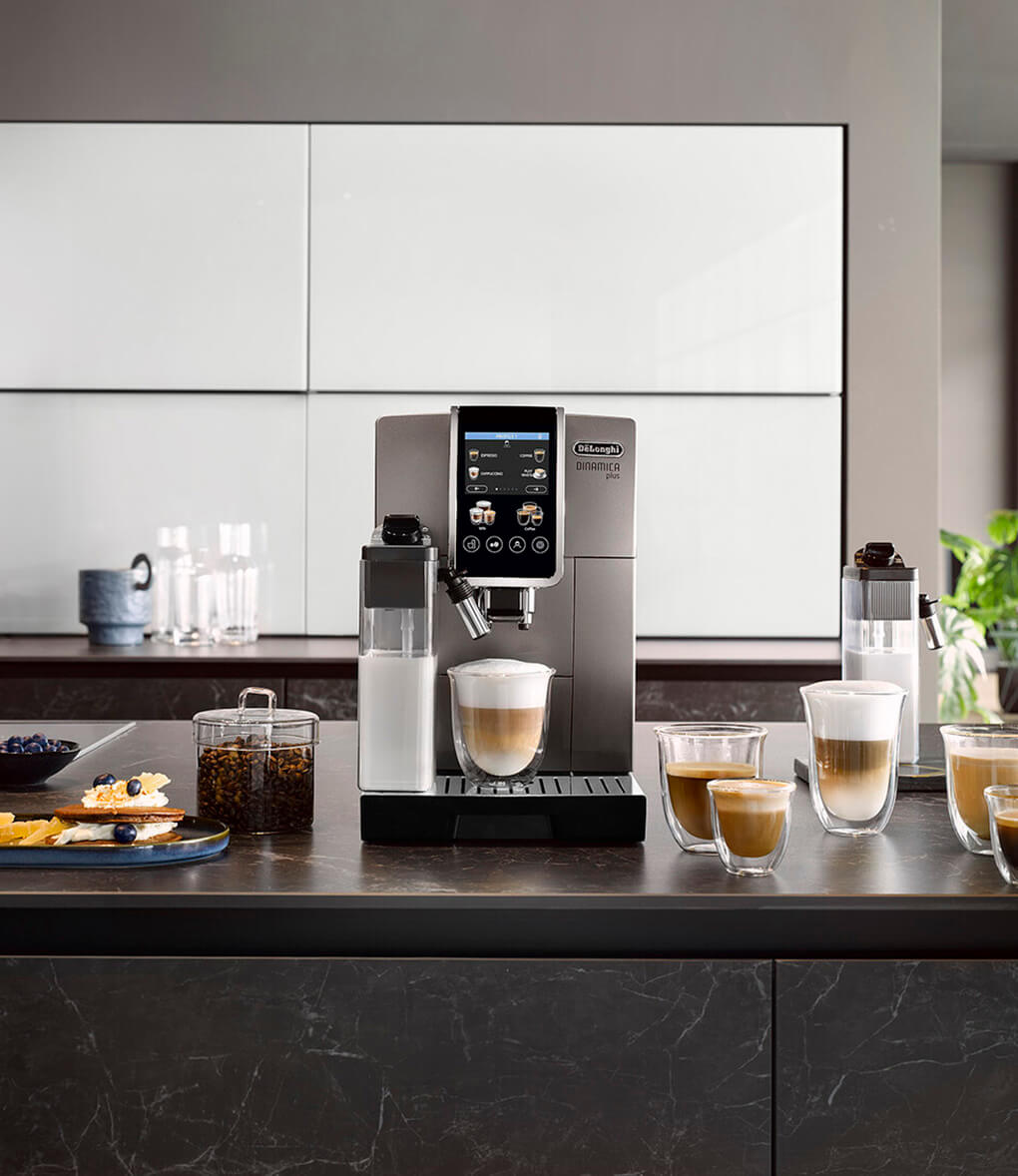 cafetera de longhi dinamica plus en la cocina con diferentes cafés preparados