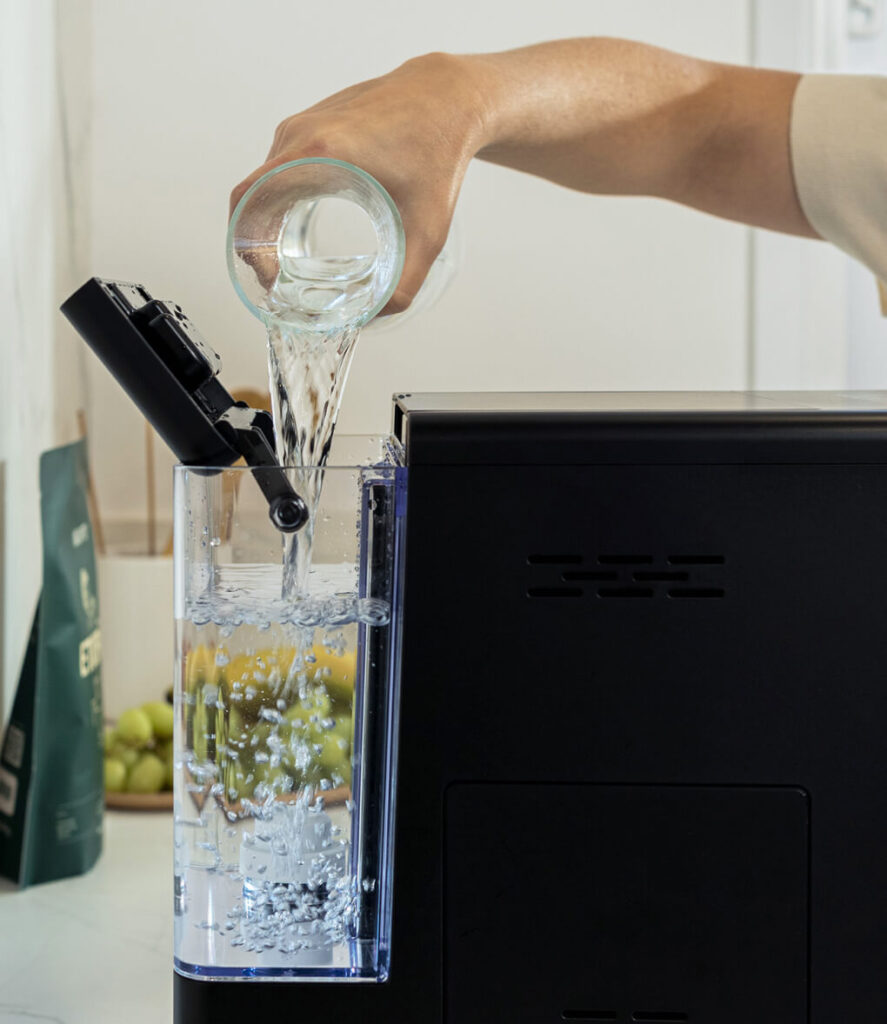 Cafetera compacta Incapto con depósito de agua de 1,5L y de llenado fácil