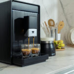 Cafetera superautomática Incapto Aura color negro, muele café de especialidad al momento