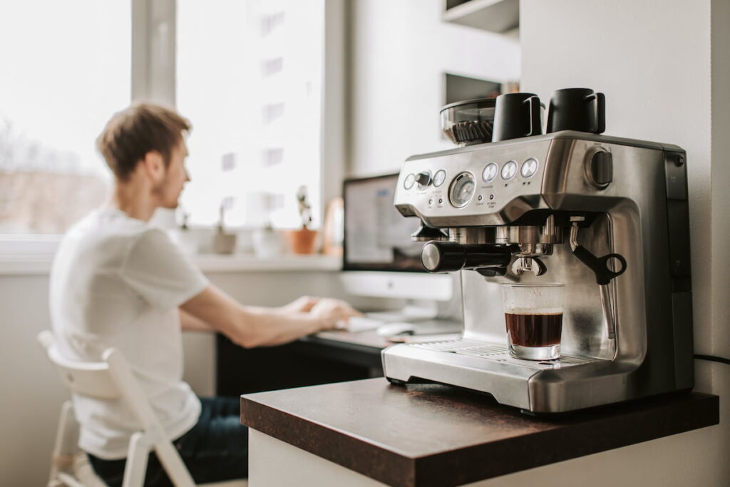 Cafetera automática en la cocina.