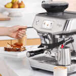 Cafetera Sage Barista Touch Impress en cocina