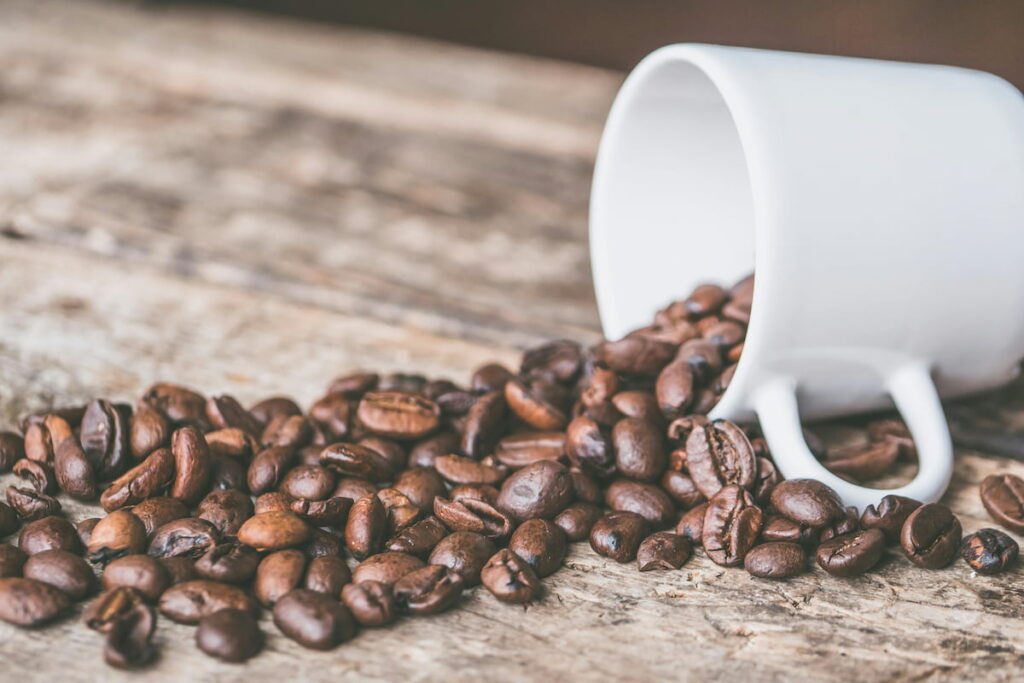 avantages grains de café dans une tasse