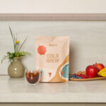 Pack café cold brew en cocina con vaso