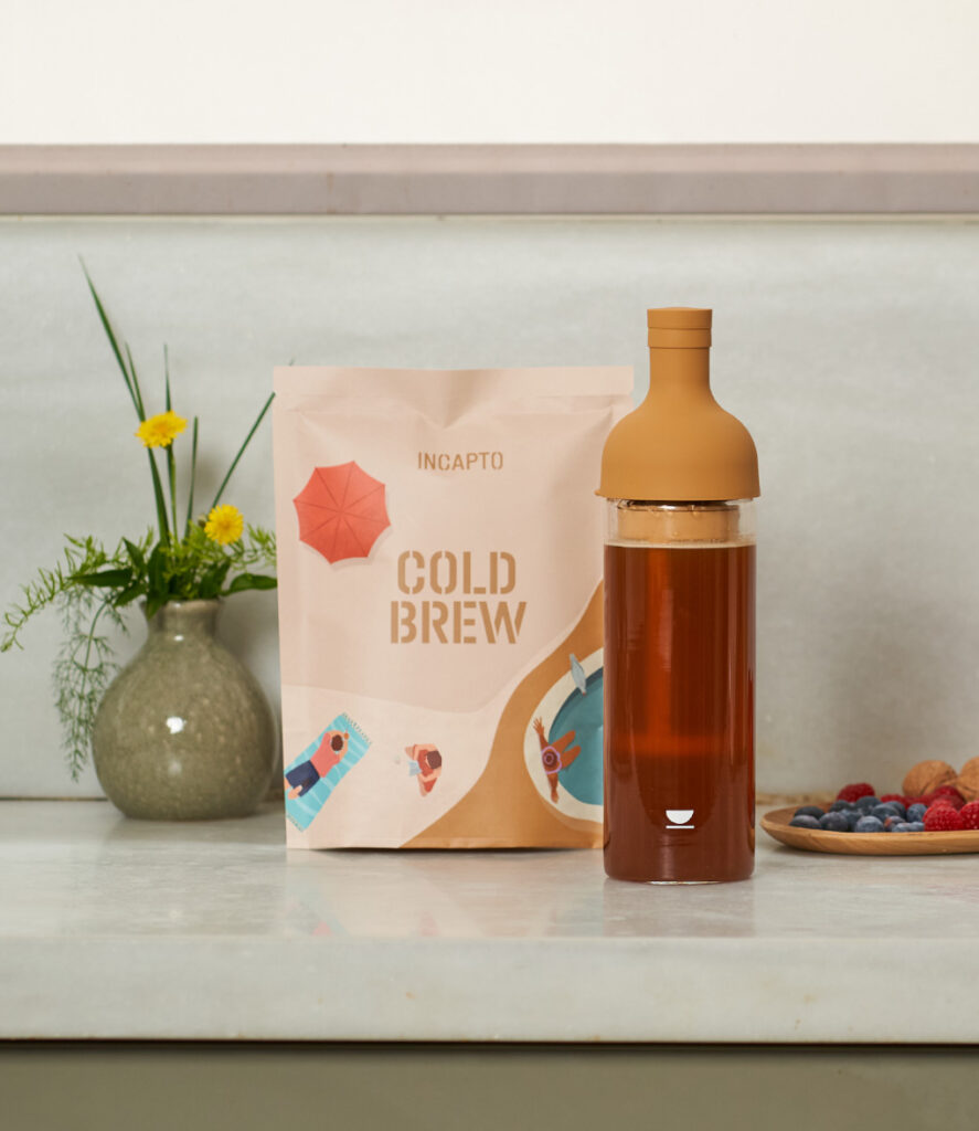 Botella cold brew con pack de café y vaso con café