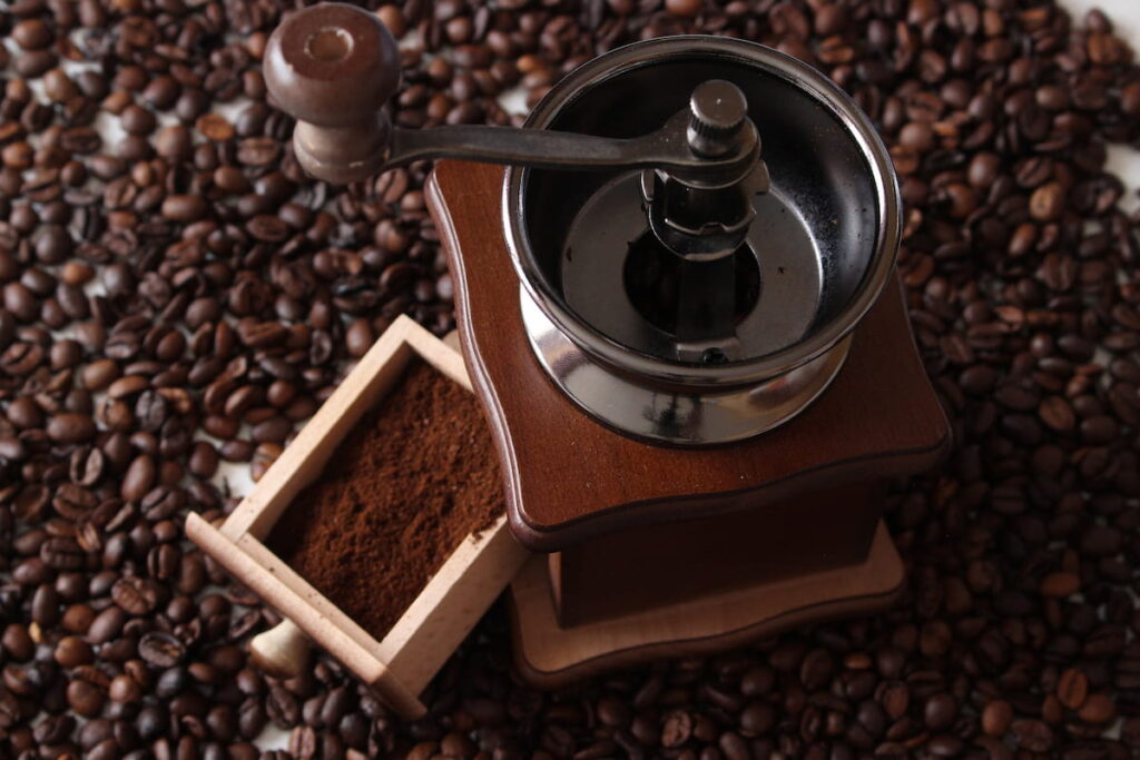 mouture du café avec moulin manuelle