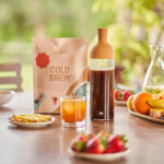 Pack café cold brew en exterior con vaso y botella