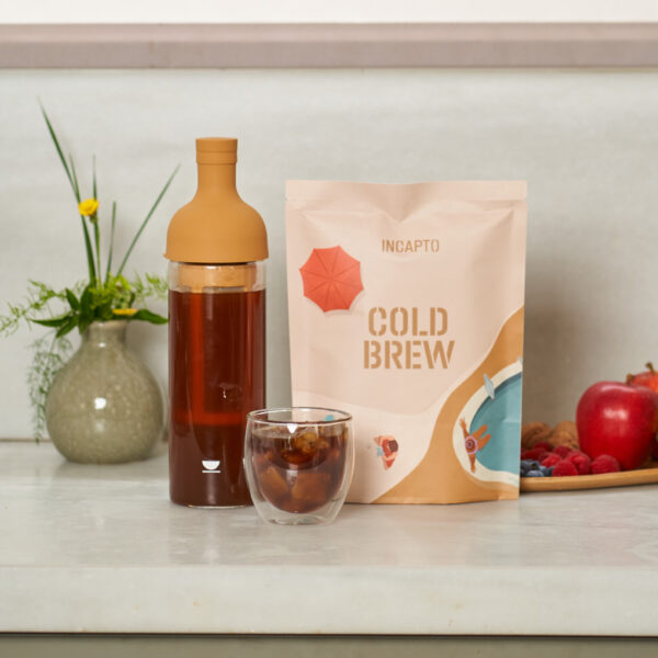 Botella cold brew con pack de café y vaso con café