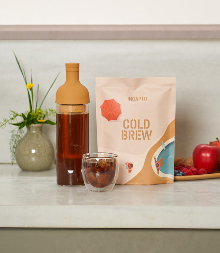 Botella cold brew con pack de café y vaso con café