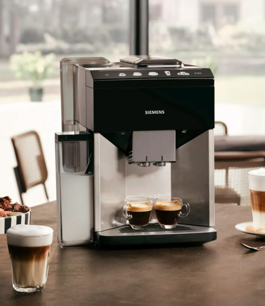 Cafetera Siemens EQ500 sobre encimera de cocina